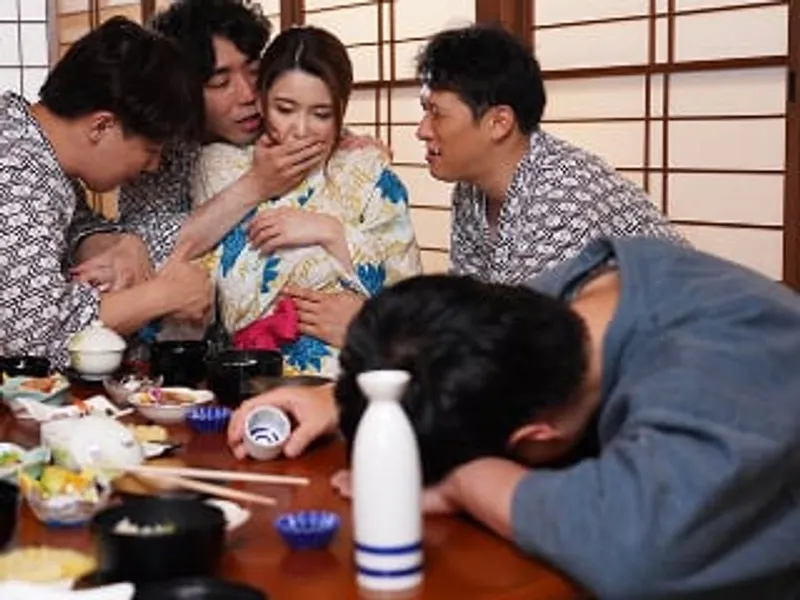 đưa vợ đi suối nước nóng, chồng không biết vợ bị người khác nắc sấp mặt