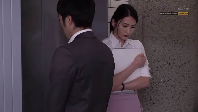 Em thư ký khốn khổ bị tiền bối bắt vào nhà nghỉ phục vụ đối tác