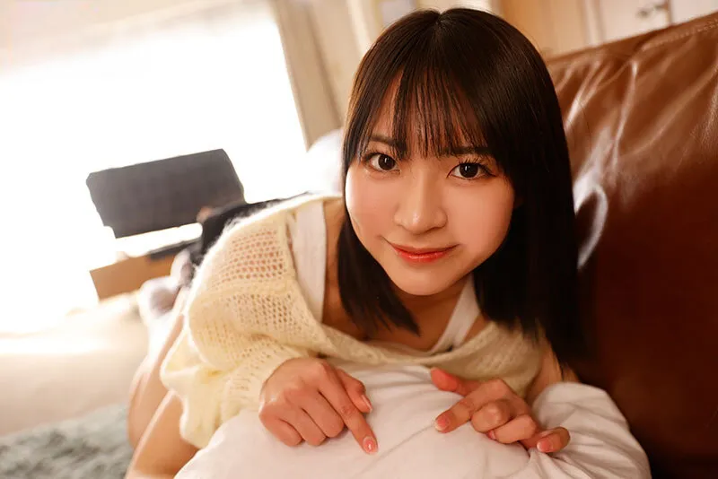 Chị gái lần đầu có người yêu còn nhiều ngỡ ngàng nên mượn buồi thằng em tập trước